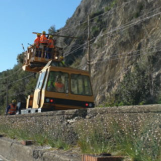 Treni bloccati per un guasto ai cavi elettrici della linea ferroviaria. I tecnici stanno intervenendo