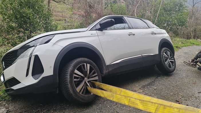 Ellera, auto esce di strada e rimane in bilico sull'argine del fiume: soccorsi mobilitati