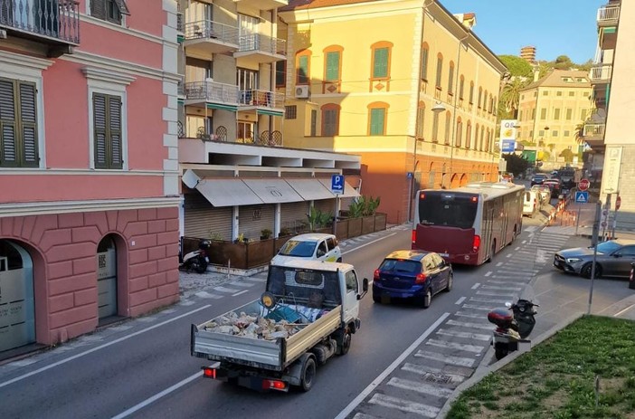 Finale, frontale tra due auto sulla via Aurelia: forte traffico in entrambi i sensi di marcia