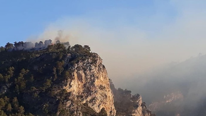 Incendio boschivo sulle alture finalesi: avviata la bonifica