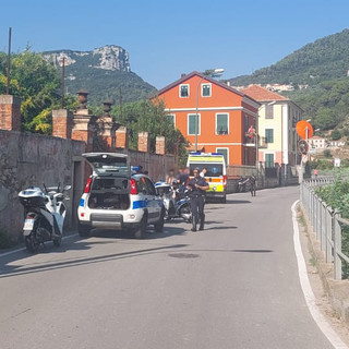 Finale, scontro tra scooter in via Calvisio: quattro persone ferite e ricoverate al Santa Corona