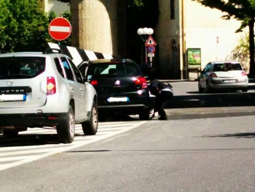 Albenga, accusa un malore alla guida e va a sbattere contro un pilone dell'Aurelia