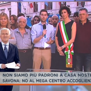 “Non siamo più padroni a casa nostra: no al mega centro accoglienza”: il sindaco di Savona Ilaria Caprioglio scende in piazza