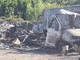Incendio in un camper a Cenesi, esplosioni e denso fumo: vigili del fuoco in azione