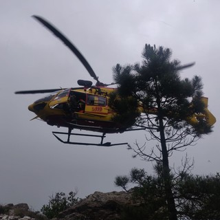 Biker cade e si infortuna al ginocchio: intervento dei soccorsi alla Madonna della Guardia di Calice (FOTO e VIDEO)