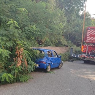 Celle, auto finisce nel torrente in via Sanda: soccorsi mobilitati