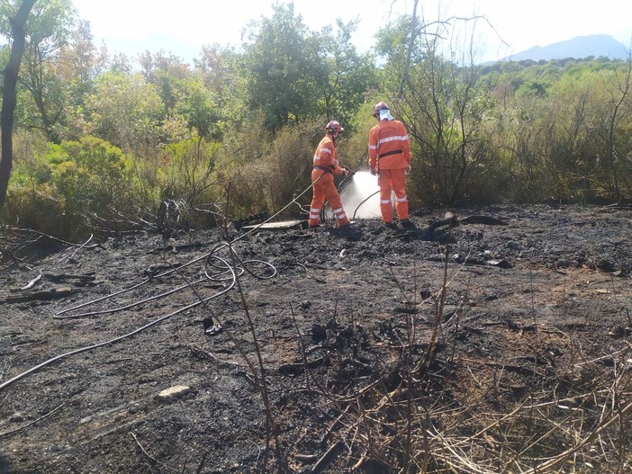 Albenga, incendio in Regione Maglio, il sindaco: “Grazie alla protezione civili e ai vigili del fuoco. Importante non accendere fuochi”