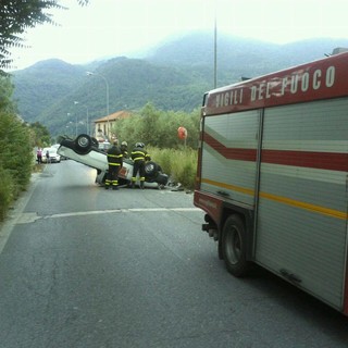 Villanova, macchina esce di strada e si ribalta: conducente illeso