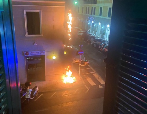 A fuoco l'insegna di una pizzeria, paura a Savona: vigili del fuoco mobilitati (FOTO)