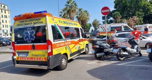 Savona, incidente in corso Vittorio Veneto: una persona ferita, traffico in tilt