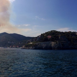 Domato l'incendio nell'entroterra tra Spotorno e Bergeggi, in corso le operazioni di bonifica