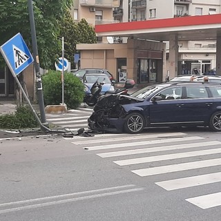 Savona, auto sbanda, colpisce un palo e abbatte un lampione: conducente in codice giallo al San Paolo (FOTO)