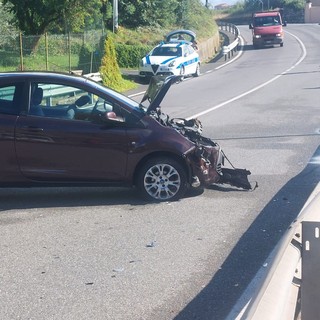 Savona, auto contro il guardrail in via Bonini: un ferito, disagi al traffico (FOTO)