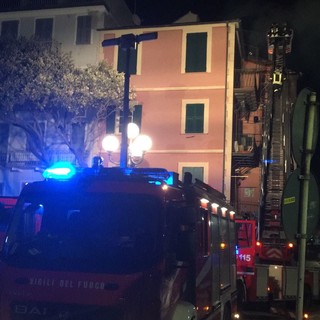 Celle, in fiamme il tetto di un palazzo (FOTO e VIDEO)