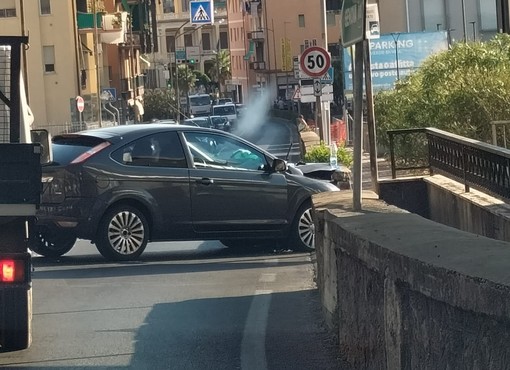 Borghetto, auto contro muretto: un ferito al Santa Corona (FOTO)