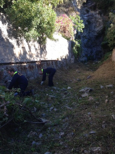 Varigotti, ripulito questa mattina il rio Almareo (FOTO)