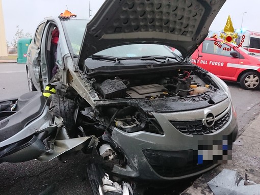 Vado Ligure, auto sbanda sulla via Aurelia: due feriti (FOTO)