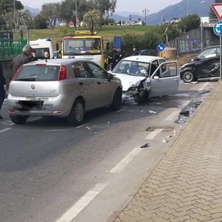 Borghetto, auto invade la corsia opposta e colpisce due mezzi: cinque feriti