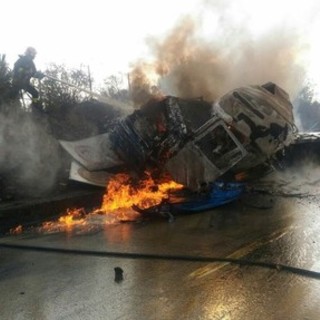 Camion, tir, trasporto di materiali pericolosi, dopo l'incidente di Bologna si riapre il tema sicurezza stradale