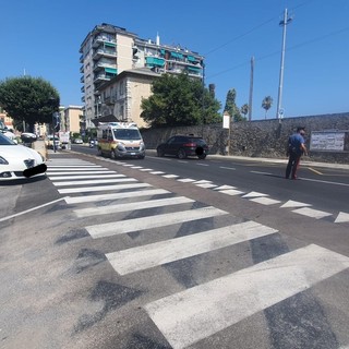 Savona, cade con lo scooter per evitare un cane, padre e figlio al San Paolo in codice giallo