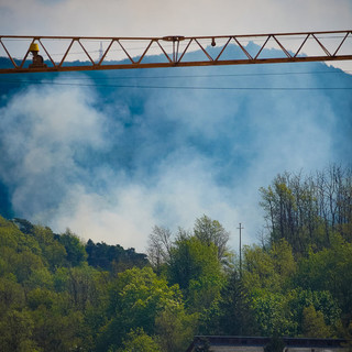 Cairo Montenotte, l’incendio ha ripreso vigore, pronto l’intervento dei vigili del fuoco