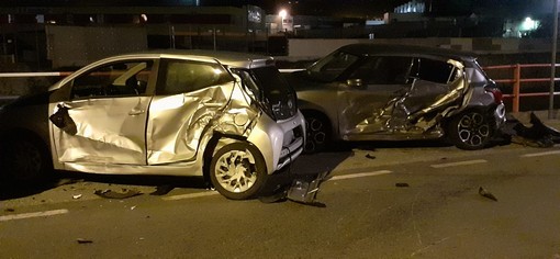 Perde il controllo dell'auto e si schianta contro due macchine parcheggiate: incidente a Vado Ligure (FOTO)