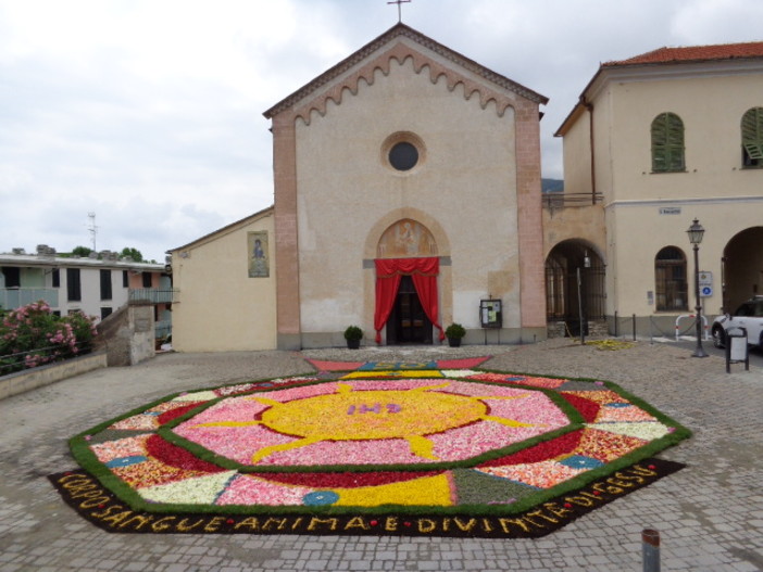 Albenga:infiorata nella parrocchia di san Bernardino