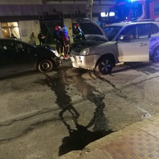 Frontale  tra due macchine in corso Mazzini ad Albisola, grave una persona (FOTO)