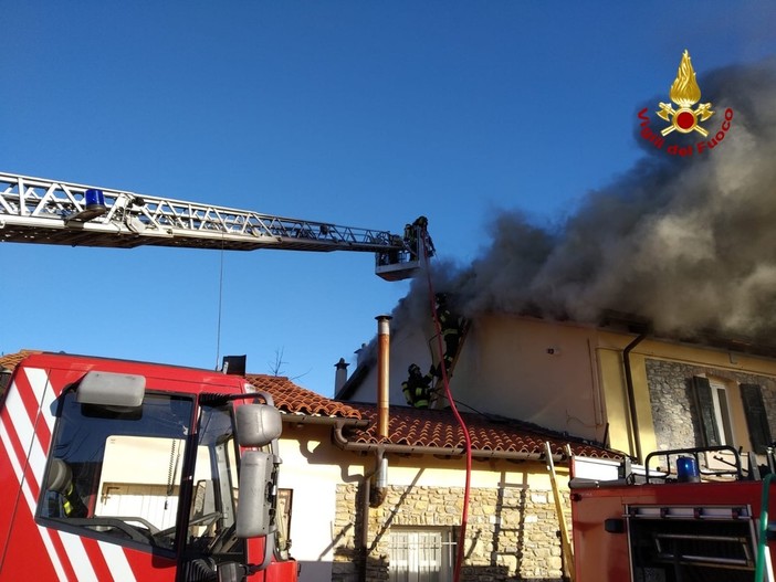 Divampano ancora le fiamme in una palazzina dell'entroterra di Andora (FOTO)