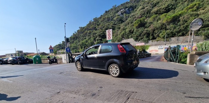 Scontro tra auto e moto a Finale Ligure: donna in codice rosso al Santa Corona