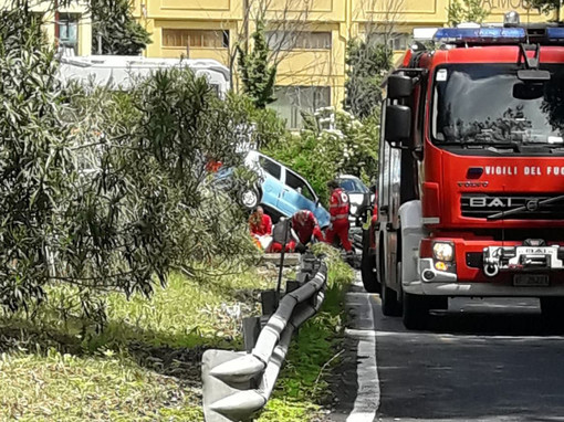 Donna anziana perde il controllo dell'autovettura: attimi di paura a Stella