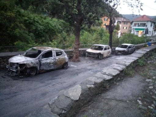 Nella foto l'incendio divampato lo scorso 17 maggio, quando rimasero danneggiate otto auto e uno scooter