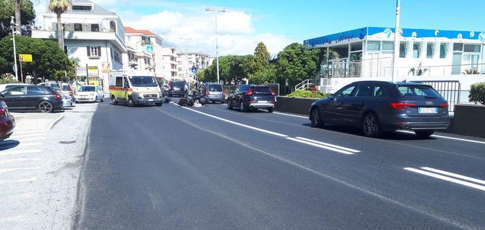 Cade con la moto sulla via Aurelia ad Albissola Marina