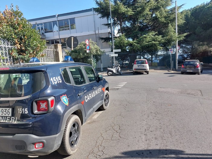 Savona, incendio nei pressi delle scuole &quot;Carando&quot;: edificio evacuato in via precauzionale