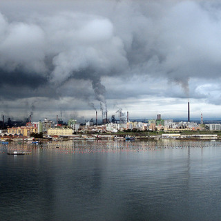 Ilva, Patrizio Mazza (primario di Ematologia e consigliere regionale Idv): &quot;La bonifica? Una cazzata. Politica e grande industria sono andate a braccetto. Si investa nelle economie alternative&quot;