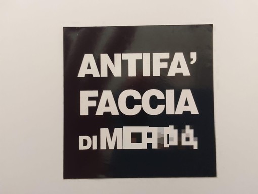 &quot;Antifà faccia di m...a&quot;, posizionato un cartello contro l'Anpi nella sede di Carcare