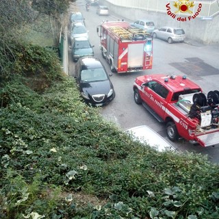 Savona, incendio sterpaglie in via Bruzzone (FOTO)