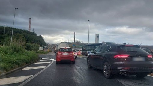 Vado, camion perde olio sulla strada e fa scivolare un motociclista, disagi al traffico