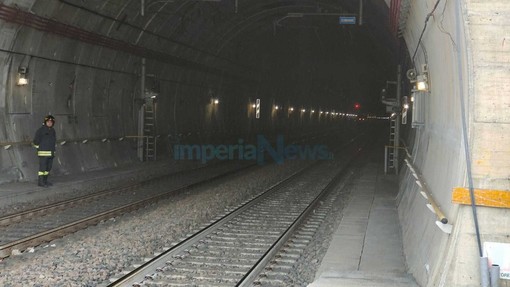 Investimento sui binari, uomo muore travolto da un treno in galleria: circolazione sospesa tra Imperia e Taggia