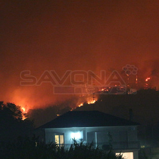 Incendio nell'entroterra albenganese, apprensione per la nottata. Prosegue il monitoraggio, una settantina gli evacuati