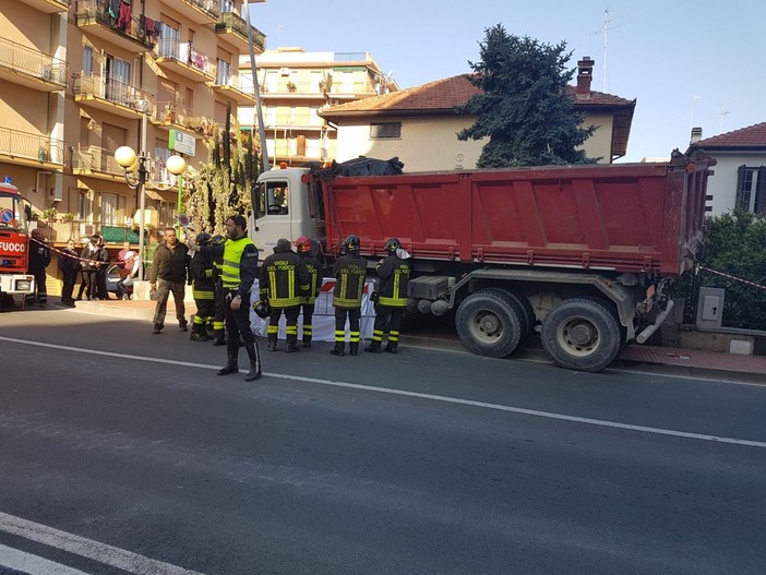 Camion fuori strada a Borghetto: riaperta l'Aurelia