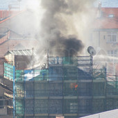 Sotto controllo l'incendio del tetto di via Bartoli a Savona: vigili del fuoco al lavoro per lo smassamento e la messa in sicurezza (FOTO E VIDEO)