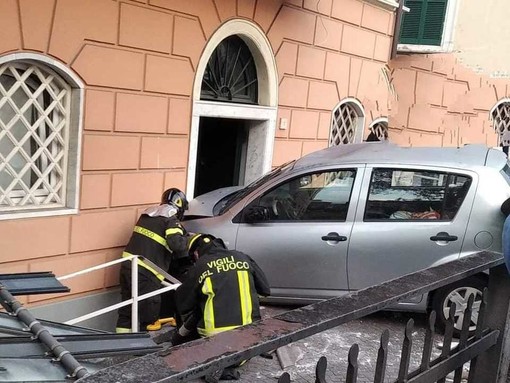 Celle, auto sbanda e si schianta contro un palazzo in via Matteotti, leggermente ferita la conducente