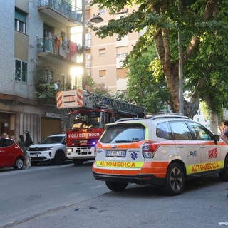 Savona, incendio su un terrazzo di via Crispi: Vigili del fuoco in azione