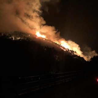 Ancora attivo l'incendio boschivo ad Orco Feglino: in arrivo i mezzi aerei (FOTO e VIDEO)