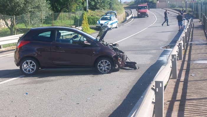 Savona, auto contro il guardrail in via Bonini: un ferito, disagi al traffico (FOTO)