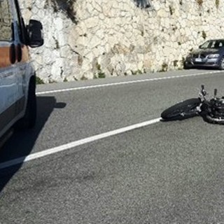 Scontro in curva tra auto e moto a Sassello: grave il centauro all'ospedale San Paolo