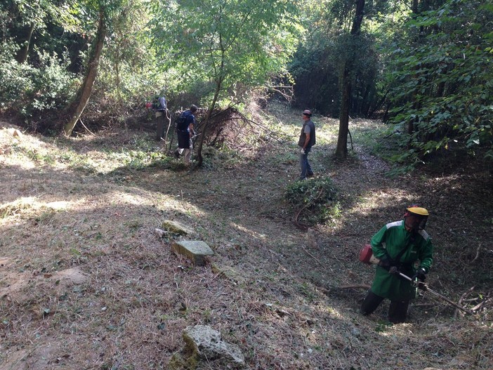 Finale Ligure, amministrazione ed alpini uniti per la pulizia dei sentieri all'Arma delle Manie