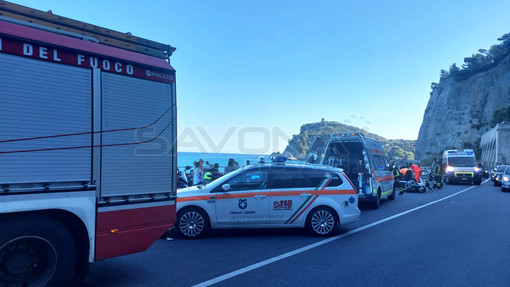 Scontro tra due moto al parcheggio del Malpasso: tre giovani feriti al Santa Corona (FOTO)