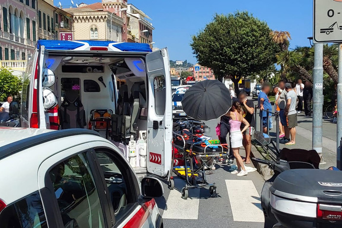 Varazze, moto investe un pedone lungo l'Aurelia: entrambi trasportati al pronto soccorso